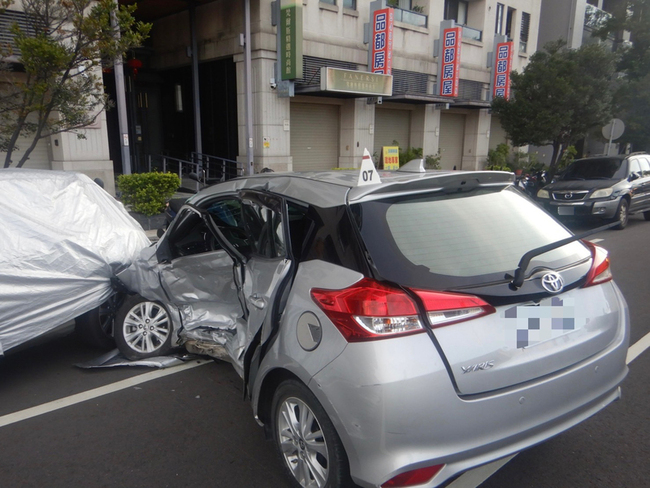 台中婦駕車疑闖紅燈遭撞  車身嚴重凹陷送醫不治 | 華視新聞