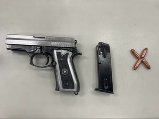 車輛違停男推擠新北警員被壓制 遭查獲刀槍及毒品