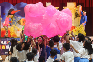 企業與政府攜手  紙風車戲劇入校反毒12年累積1千場