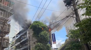 新北蘆洲公寓頂樓加蓋起火 警消迅速撲滅無傷亡
