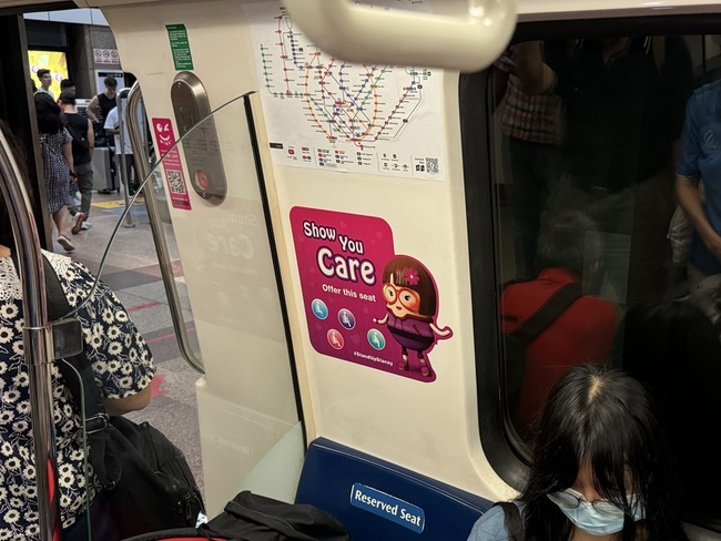新加坡地鐵學生讓座 長輩:我還站得住你坐吧 | 華視新聞