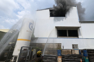 台南永康工廠火警 1男受困頂樓獲救無人傷