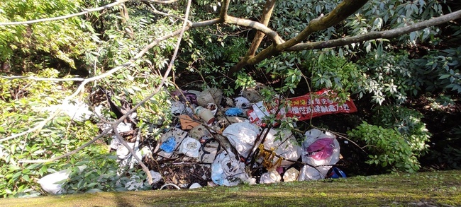 丟裝潢廢棄物在北市陽明山路旁 警逮拆除業者法辦 | 華視新聞