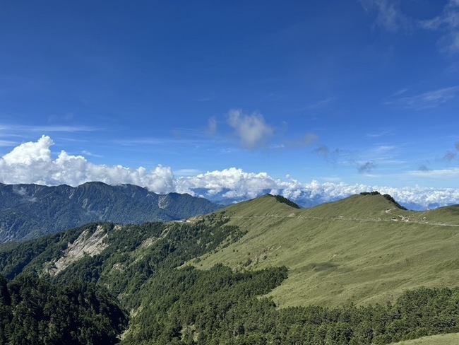 合歡山夏季湛藍晴空翠綠山景  來訪注意天氣路況 | 華視新聞