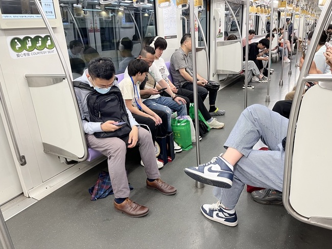 上海地鐵愛心專座  乘客搭車找座位第二選擇 | 華視新聞