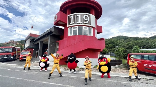 花蓮觀光吉祥物、消防員 跳16蹲舞蹈宣傳景點 | 華視新聞