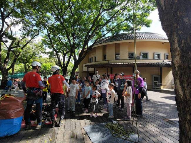 高雄新客家文化園區雨豆樹林 體驗攀樹及走繩 | 華視新聞