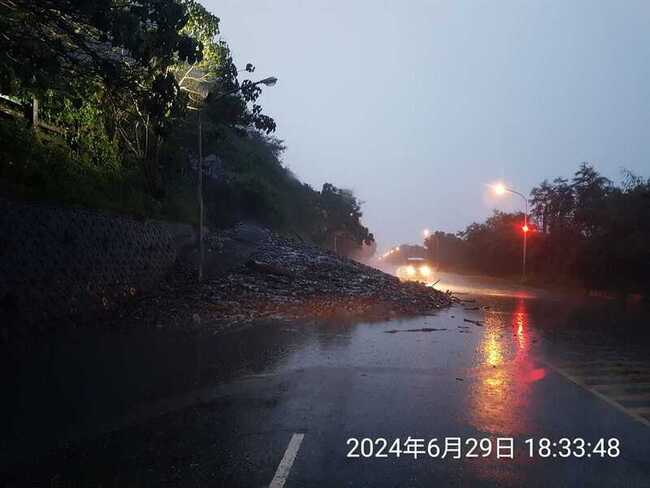 花蓮山區豪雨蘇花公路2處坍方 南下須改道通行 | 華視新聞