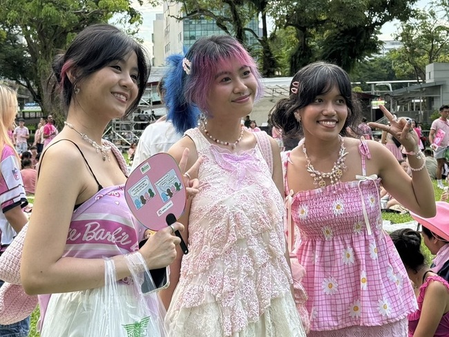 「粉紅大軍」湧新加坡公園 爭取LGBTQ平權 | 華視新聞