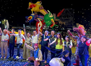 紙風車四頭龍、遁地雙頭龍現身嘉義 大小朋友驚喜