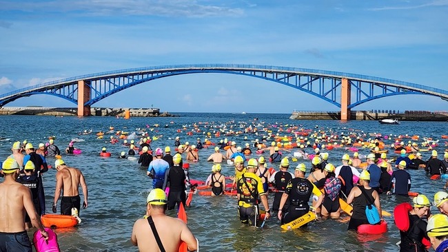 2024泳渡澎湖灣登場 上千名參賽者下水場面壯觀 | 華視新聞