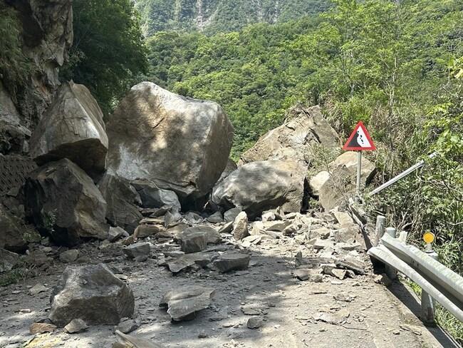中橫公路布洛灣路段坍方巨石滾落 估下午5時搶通 | 華視新聞