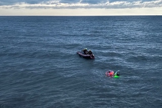 桃園竹圍漁港3民眾遭沖外海  消防隊員馳援救回