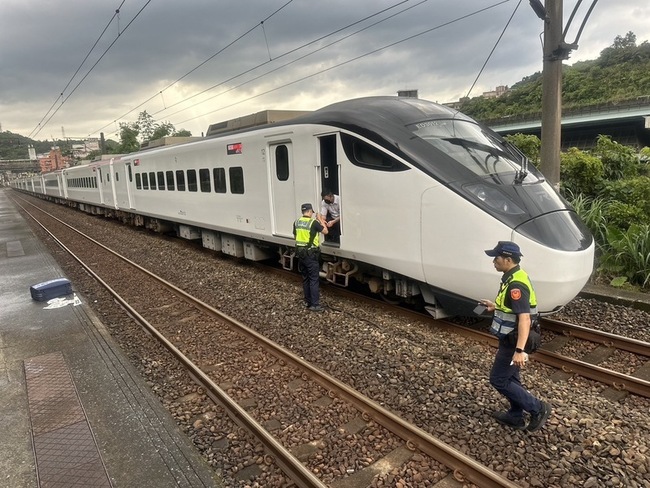 台鐵暖暖站機車闖入軌道遭撞  騎士爬出保命送辦 | 華視新聞