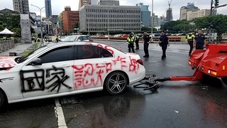 男子駕車至AIT長按喇叭 又衝撞總統府前花台遭逮
