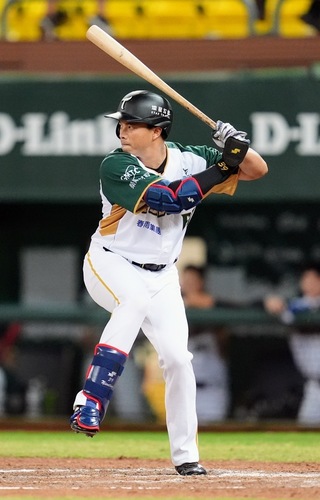 吳念庭主場代打上場  中職首打席生涯首安出爐