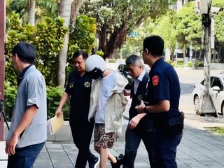 男子駕車衝撞總統府前花台  警方移送北檢複訊