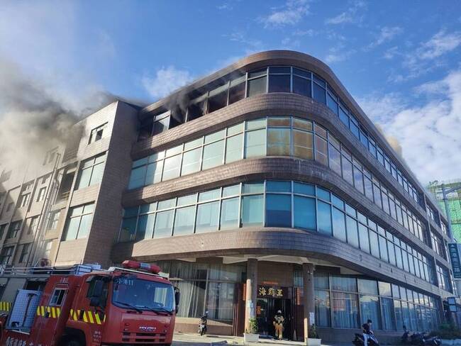 高雄海霸王工廠大火  疏散50多人無人受困 | 華視新聞