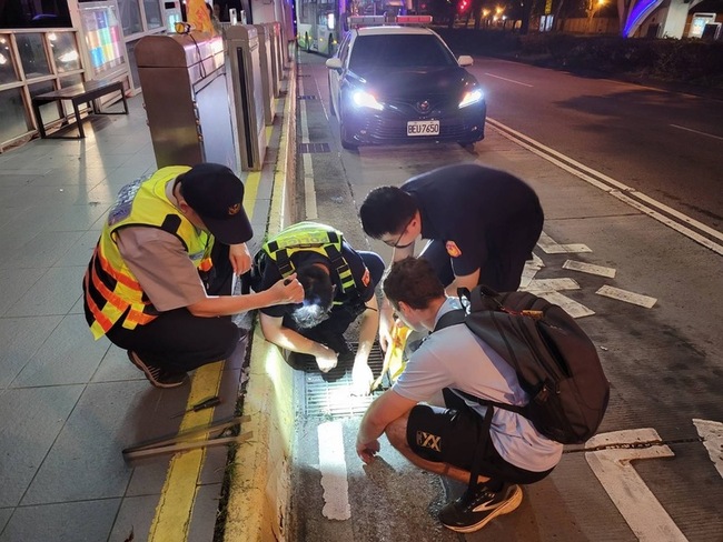 美籍男住家鑰匙掉水溝 台中警「繩救援」助返家 | 華視新聞