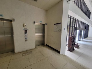 清大電梯口遭貼「留島不留人」  校方：已清除