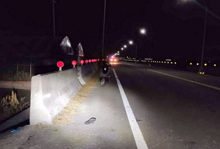 嘉義男夜間騎車撞護欄 摔落田中送醫不治