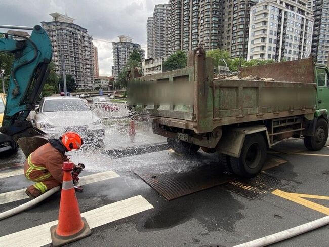 新店瓦斯管線遭挖破  消防水線防氣爆、警交管 | 華視新聞