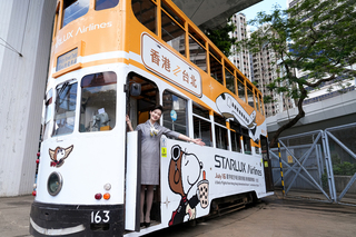 星宇航空彩繪史努比叮叮車 香港街道可愛穿梭