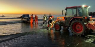 後龍水尾3天2起車陷沙灘釀1死  官民忙救援