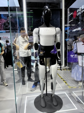 特斯拉人形機器人Optimus第2代  在上海首度亮相