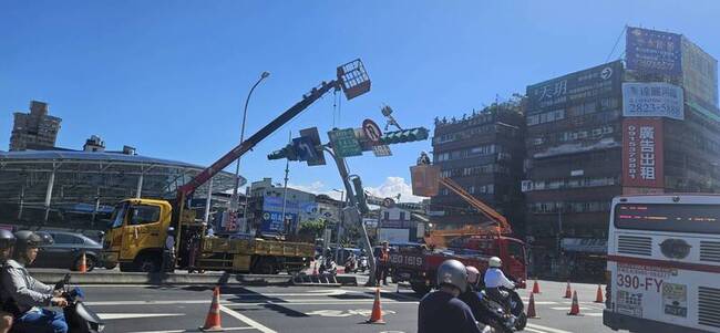 拖板車撞倒南港區路口號誌桿 北市府拆除搶修 | 華視新聞