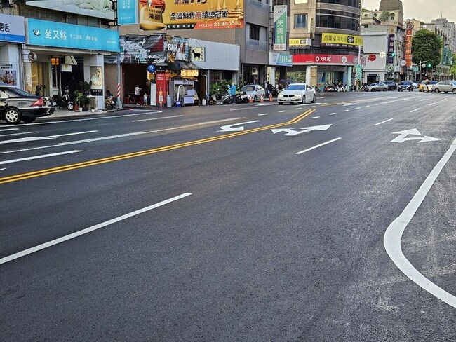 安全再升級 高市家具街增左轉車道界定車流動線 | 華視新聞