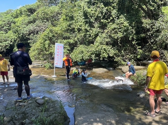 北市高溫  士林區雙溪戲水注意山區下雨防受困 | 華視新聞