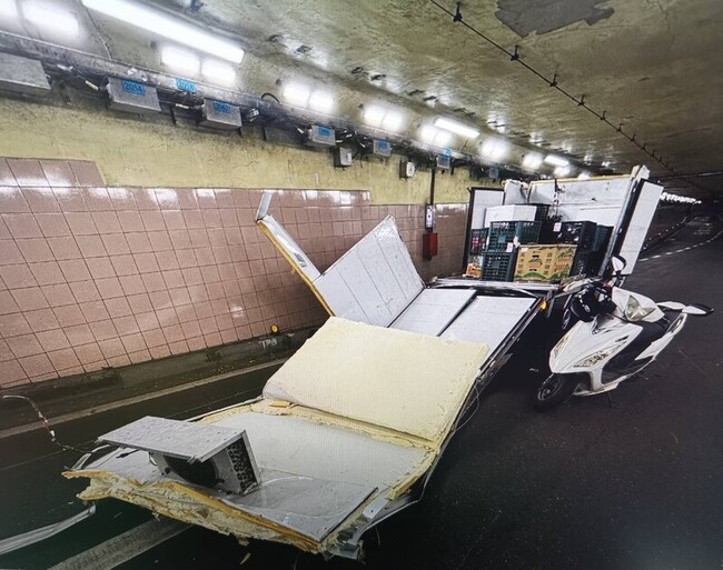 小貨車頂撞基隆路地下道限高桿  掉落物釀騎士摔傷 | 華視新聞