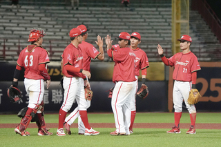 龍隊團隊3轟勝雄鷹止7連敗 葉總笑稱忘了怎麼擊掌