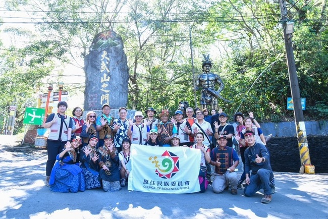 宣傳原住民族日 原民會首度走讀排灣族聖山北大武山 | 華視新聞