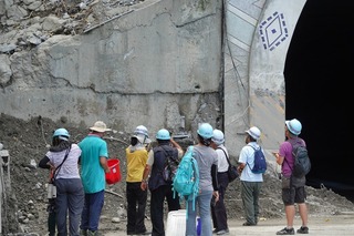 花蓮震後土石裸露重創自然 彈弓遠射種籽球療癒大地