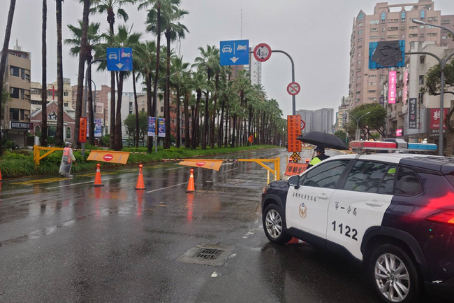 台南市區驟雨 大同地下道一度積水封閉 | 華視新聞