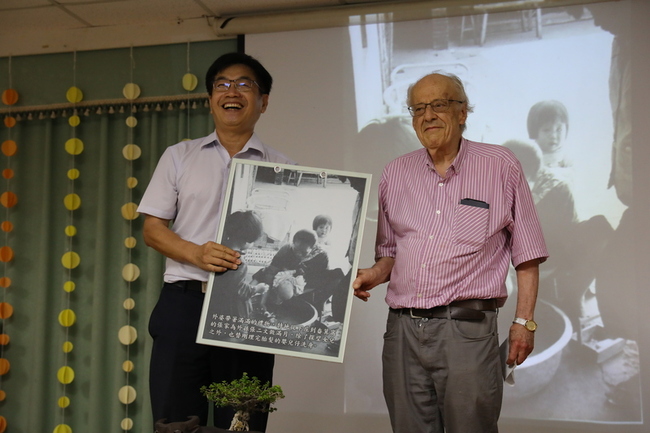 跨越一甲子重返田野地 美籍學者孔邁隆再見美濃 | 華視新聞