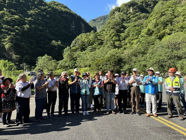 太魯閣同禮部落路難行 空勤直升機吊掛小怪手上山 | 華視新聞