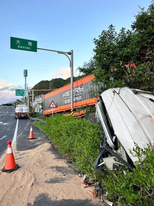 貨運曳引車凌晨南迴公路自撞山壁 駕駛多處骨折送醫 | 華視新聞