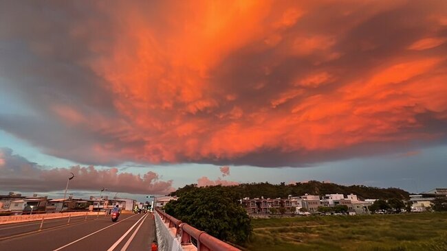 台東8日傍晚天空火燒雲 瞬間紅光籠罩民眾熱議 | 華視新聞