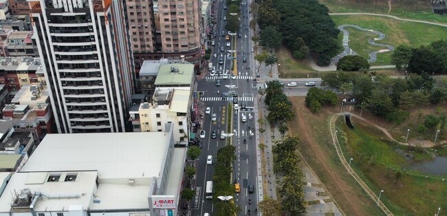 分隔島左轉空間惹議  高市府：車流增研議實體削切 | 華視新聞