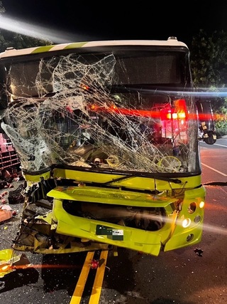 公車疑未注意撞上路邊大小貨車 車頭變形釀3傷