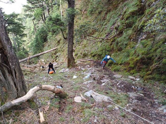 60歲男隨隊攀南投卓社大山 摔落邊坡20公尺傷重身亡 | 華視新聞