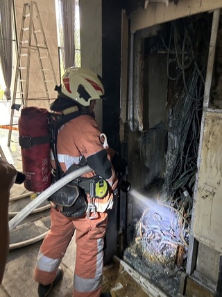 新竹晴空匯地下室冒白煙  警消灑水降溫無人受困