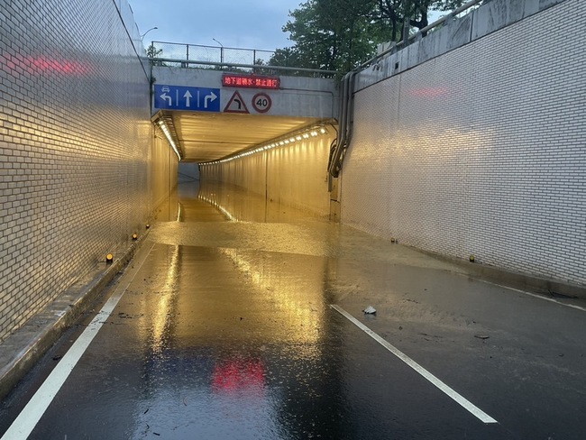 北市豪雨信義路地下道管制 捷運忠孝復興站滲水 | 華視新聞