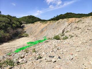 苗縣後龍山谷遭濫倒10層樓高廢土  檢方責令復原