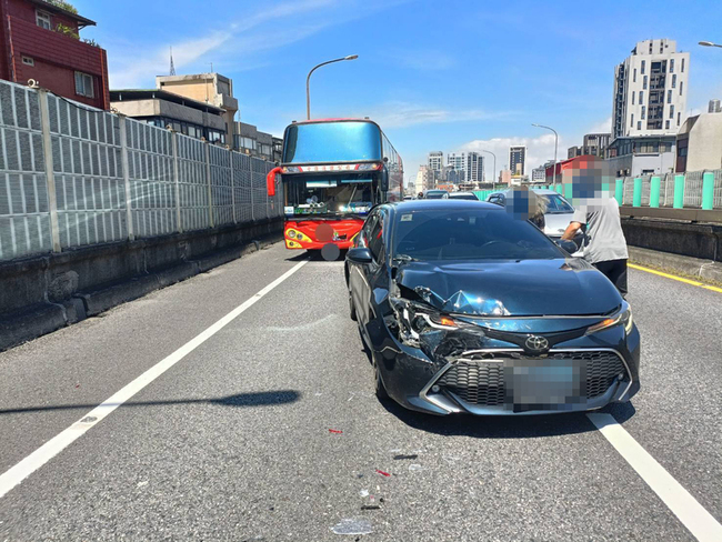 北市議員顏若芳駕車遭撞 車輛受損手部輕微拉傷 | 華視新聞