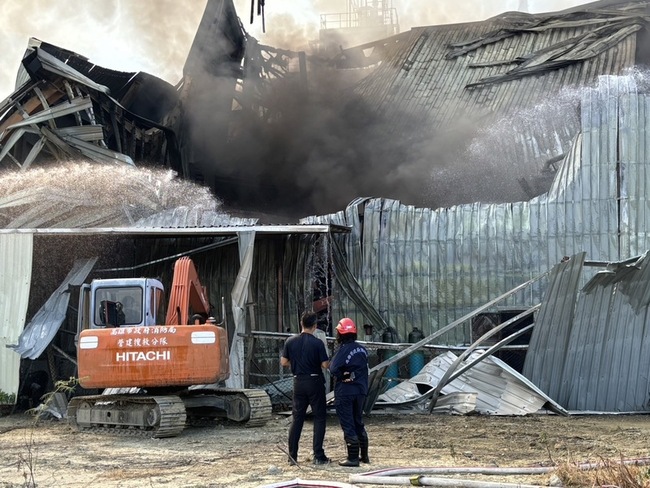 高雄本洲工業區工廠清晨大火 消防灌救撲滅 | 華視新聞