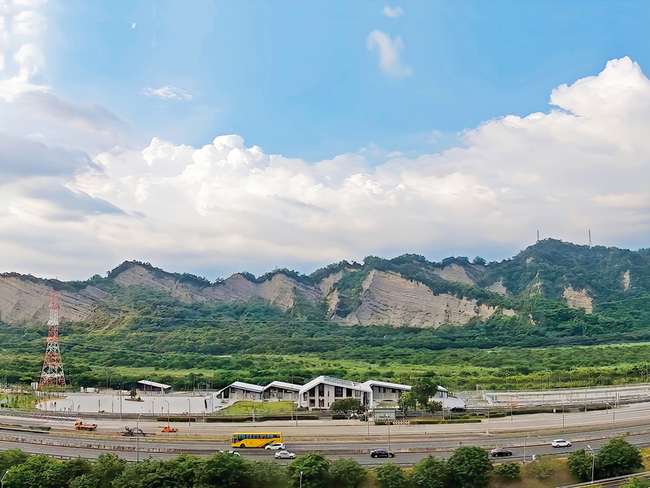 國6東草屯休息站13日啟用 山型斜屋頂搭山景吸睛 | 華視新聞